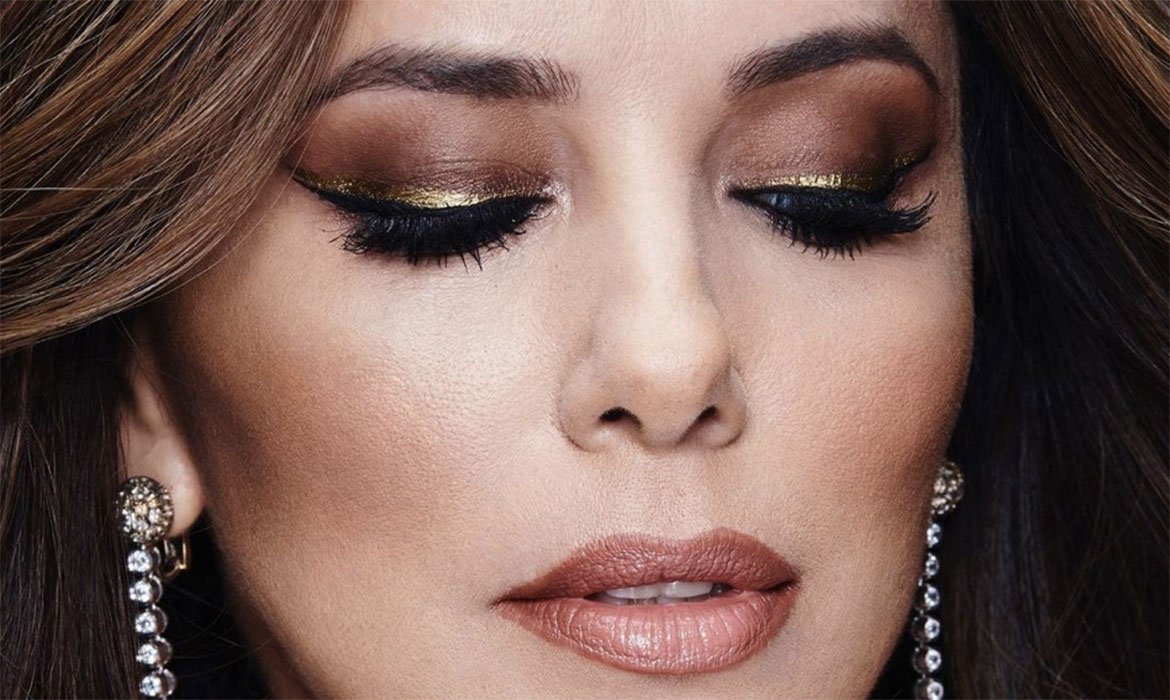 Otro maquillaje glitter que no paramos de ver y que está triunfando es el eyeliner doble. Clávalo con cualquiera de los tonos brillantes y vibrantes de la gama Le Liner Signature de L’Oréal Paris. ¿Te gusta cómo le queda a Eva Longoria? A nosotras nos encanta